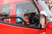 ５月の子育て支援センター「さくらの森」イベント「消防車とパチリ！」の様子です。